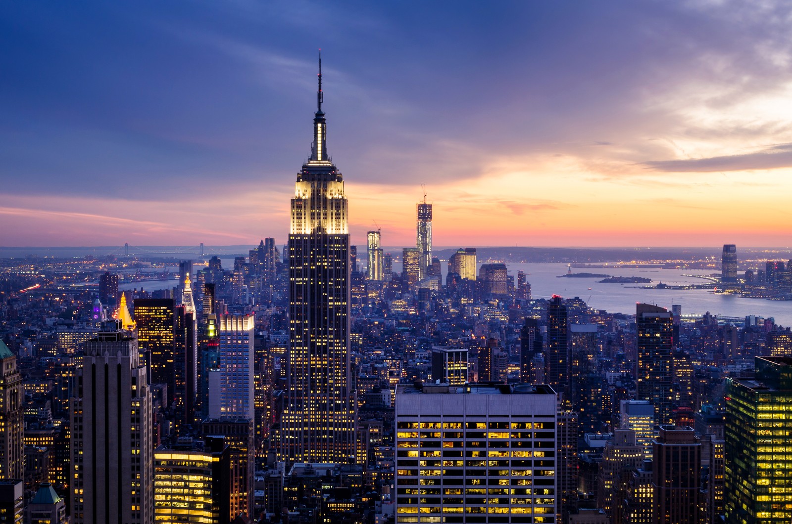 Una vista del empire state building al atardecer desde la cima del rockefeller (empire state building, cima de la roca, one world trade center, mirador, panorama)