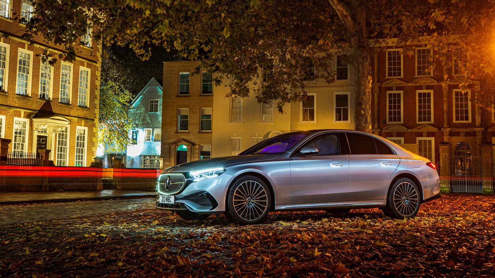 Ein silberner mercedes e-klasse, der nachts auf einer stadtstraße parkt (mercedes benz e class, amg linie, 2024, autos, 4k hintergrund)