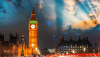 Big Ben beleuchtet in der Dämmerung mit dramatischen Wolken