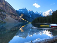 Lago glacial sereno refletindo montanhas majestosas e uma vegetação exuberante