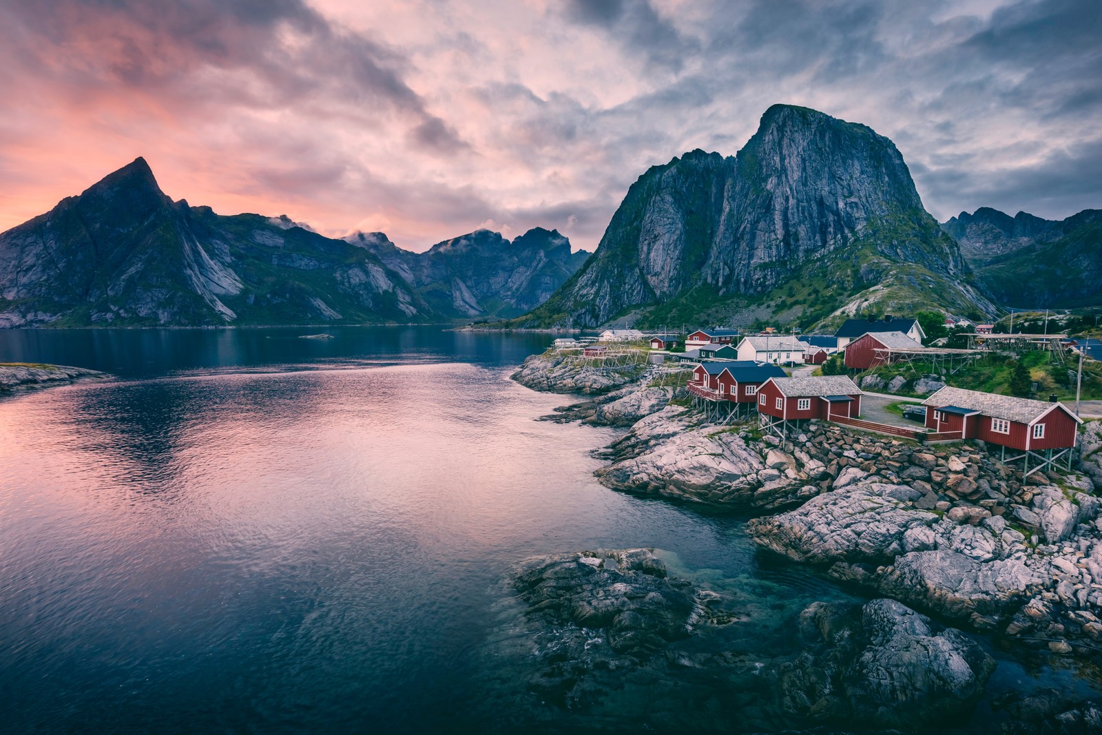 Красный дом стоит на берегу горного озера. (фьорд, лофотены, lofoten, природа, путешествие)