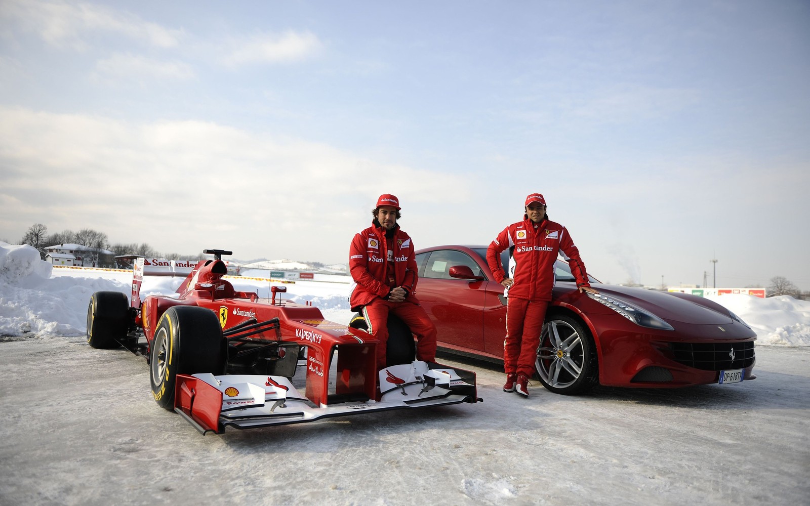 Des membres de l'équipe ferrari posant avec leurs voitures dans la neige (scuderia ferrari, mclaren, voiture, voiture de course, courses automobiles)