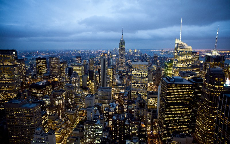 Вид на город ночью с множеством огней (здание эмпайр стейт, empire state building, город, городской пейзаж, городская территория)