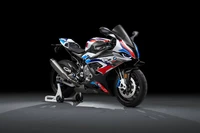 2021 BMW M 1000 RR: Impresionante moto de carreras sobre fondo negro