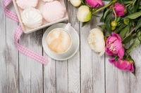 Pivoines délicates et cappuccino avec zéfir sur une table rustique