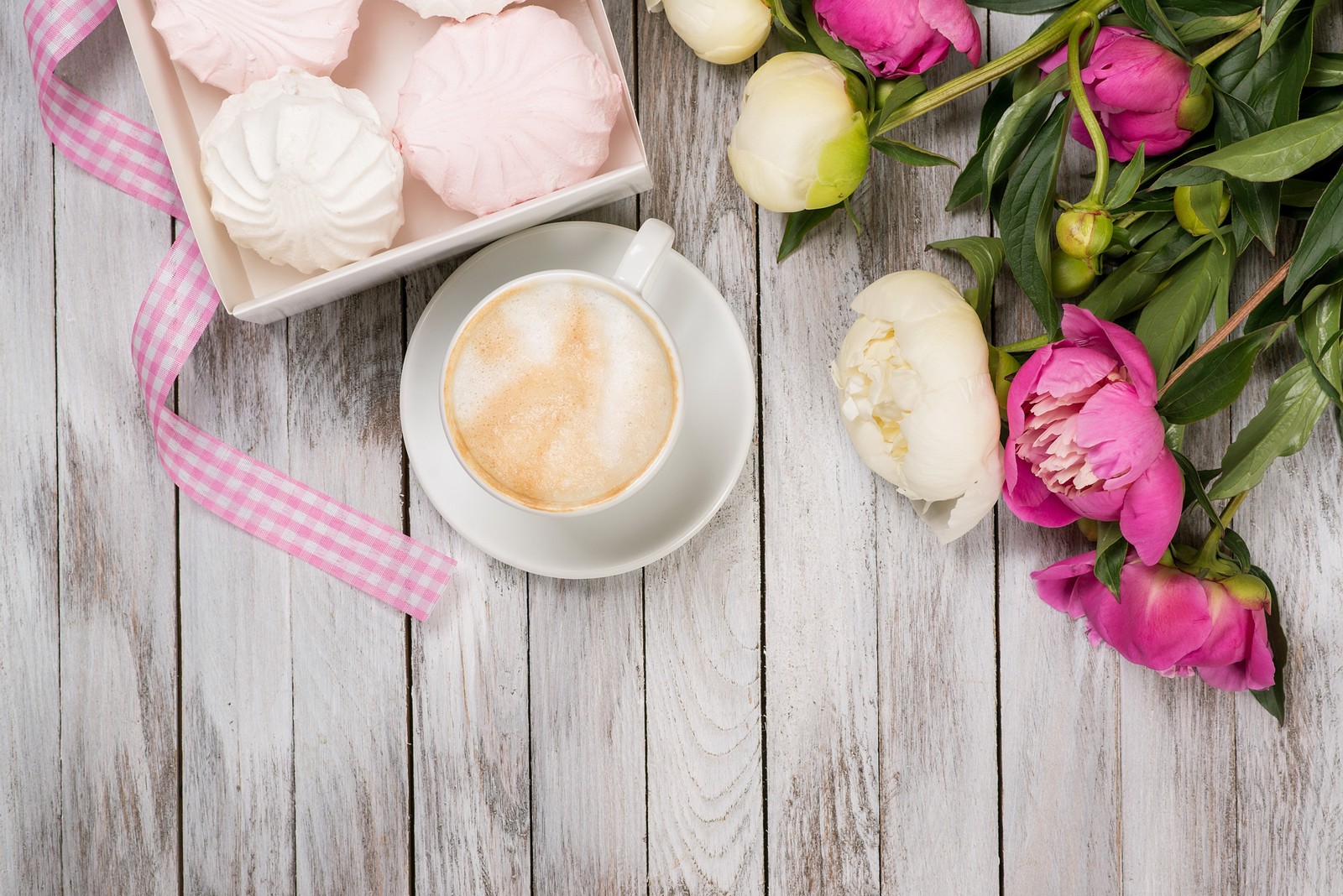 Il y a une tasse de café et des fleurs sur une table (cuisine, pivoines, cappuccino, plante, ingrédient)