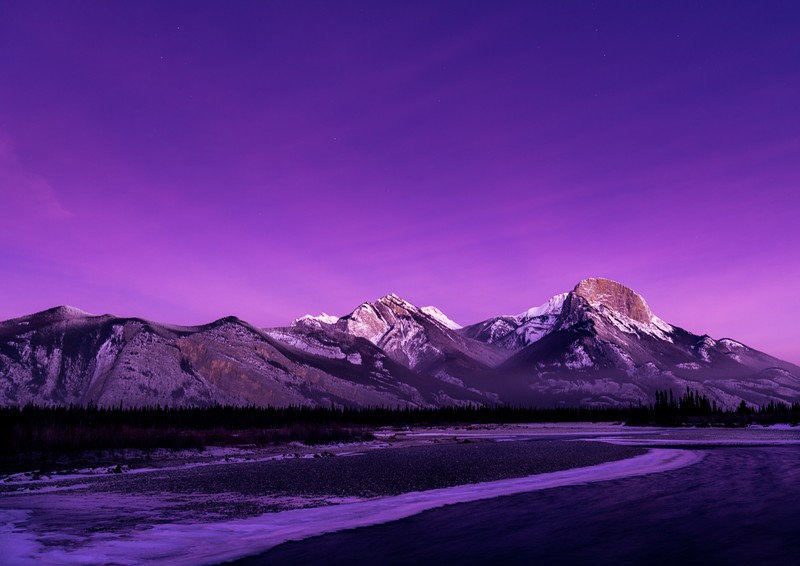 Пурпурное небо над горами и рекой (национальный парк джеаспера, jasper national park, фиолетовая эстетика, альберта, канада)