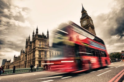 Monument emblématique de Londres avec un bus rouge en mouvement