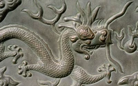 Sculpture en pierre complexe d'un dragon en relief