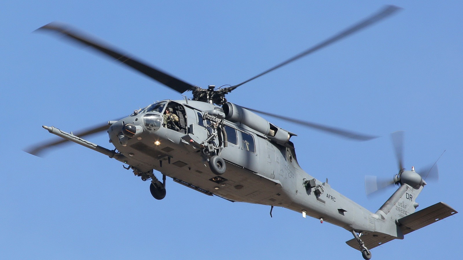 Arafly flying in the air with a propeller and a propeller (helicopter, helicopter rotor, sikorsky aircraft, military helicopter, air force)