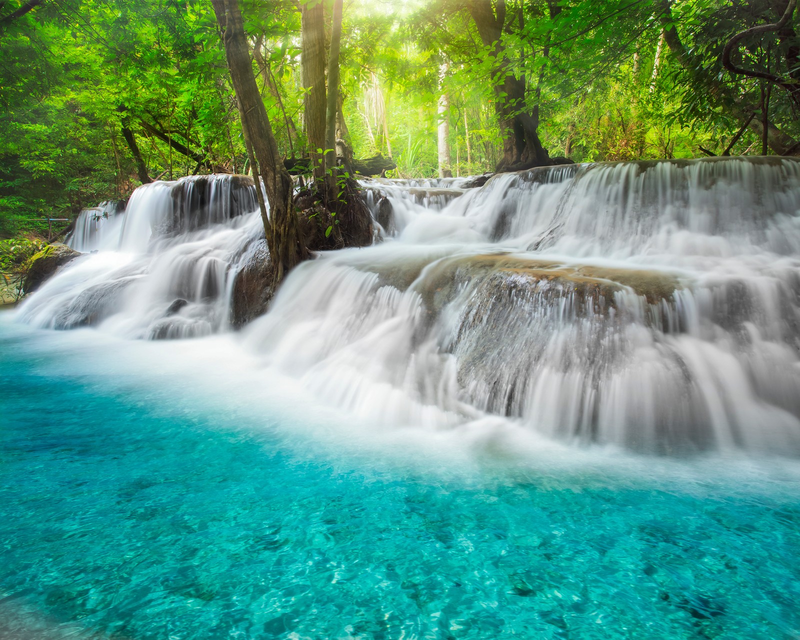 Un primer plano de una cascada con agua fluyendo sobre ella (cascadas erawan, tailandia, cascada, bosque, primavera)