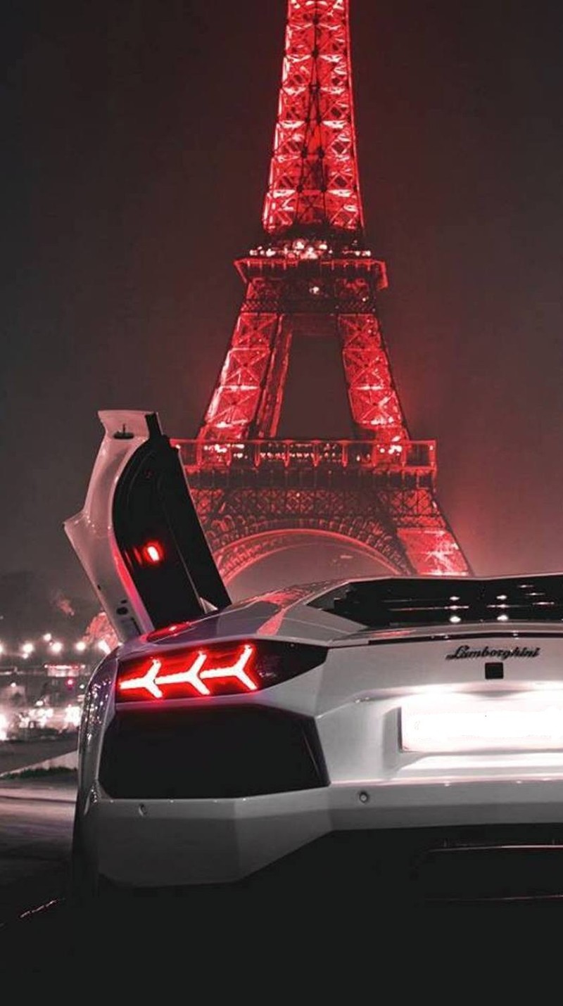 Um close de um carro com o porta-malas aberto na frente da torre eiffel (carro, vida, paris, torre)