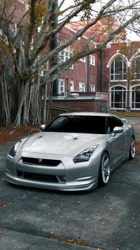 Elegante Nissan GT-R prateado em ambiente urbano