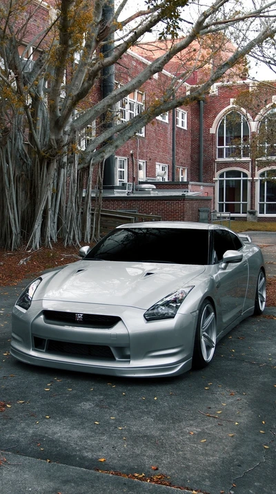 Elegante Nissan GT-R plateado en un entorno urbano