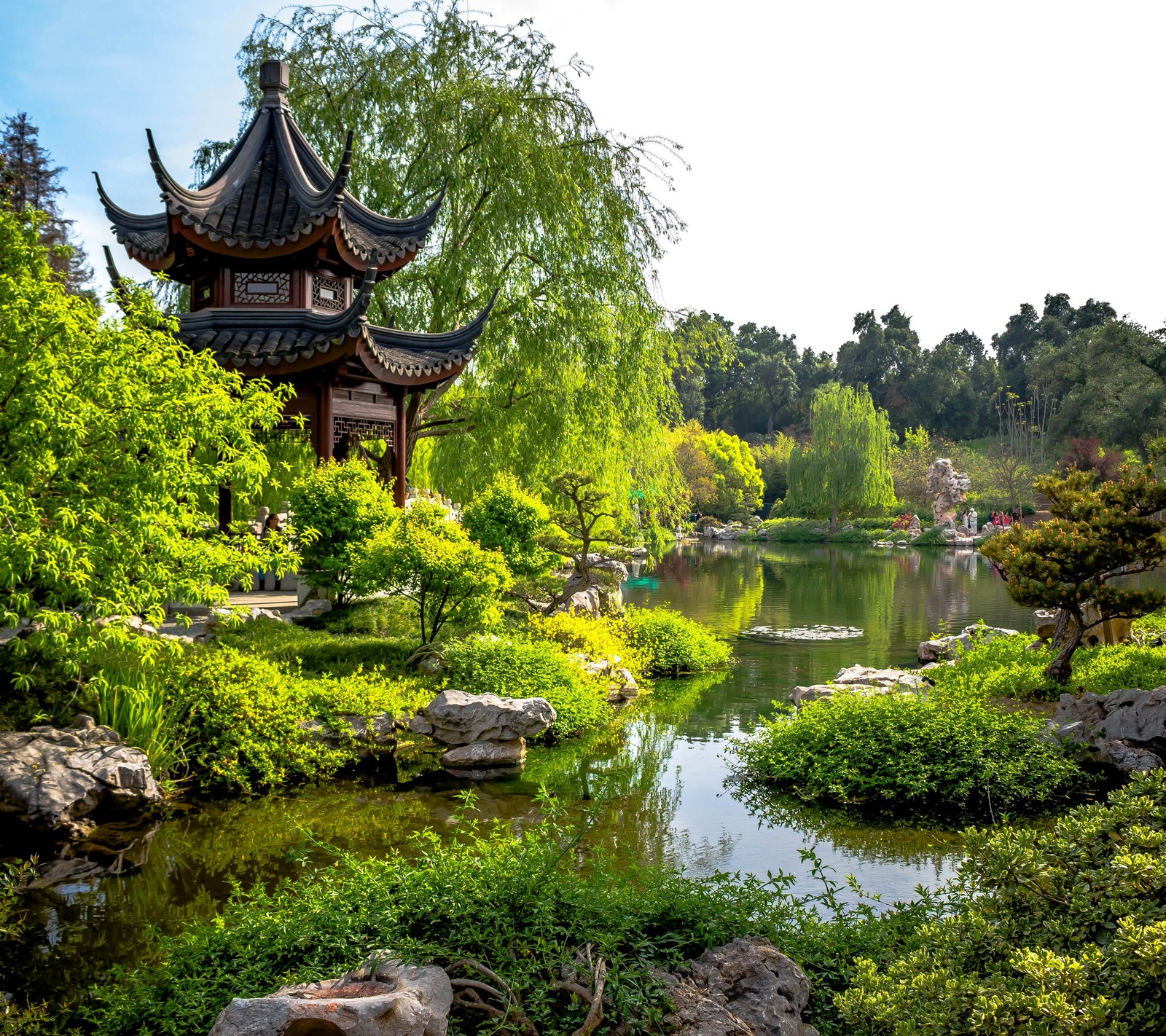 Pagode árabe em um parque com um lago e árvores (américa, botânico, califórnia, california, jardins)