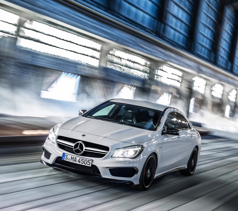 Крупный план белого мерседеса cla, едущего по городской улице (авто, benz, кла, cla, купе)