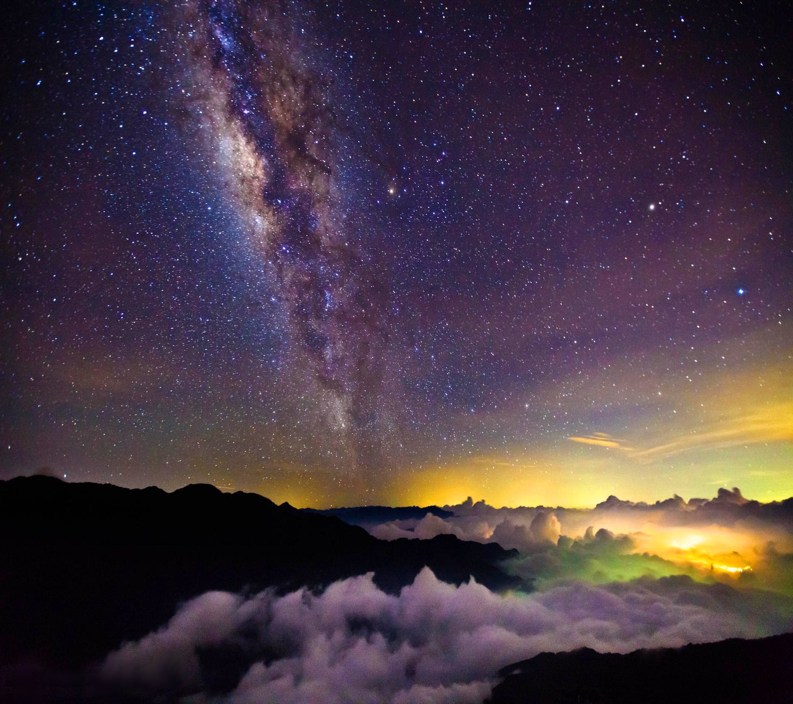 Via láctea acima das nuvens à noite (nuvens, escuro, brilho, luzes, noite)