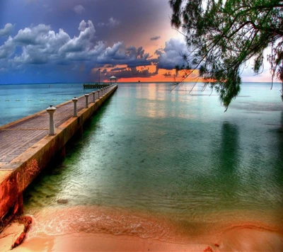 Coucher de soleil serein au quai de la plage rocheuse