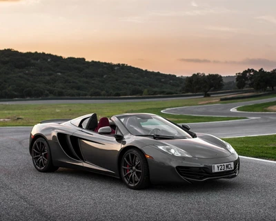 Sleek McLaren Cabriolet sur une piste pittoresque au coucher du soleil