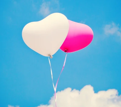 Herzförmige Ballons im blauen Himmel: Eine romantische Geste der Liebe