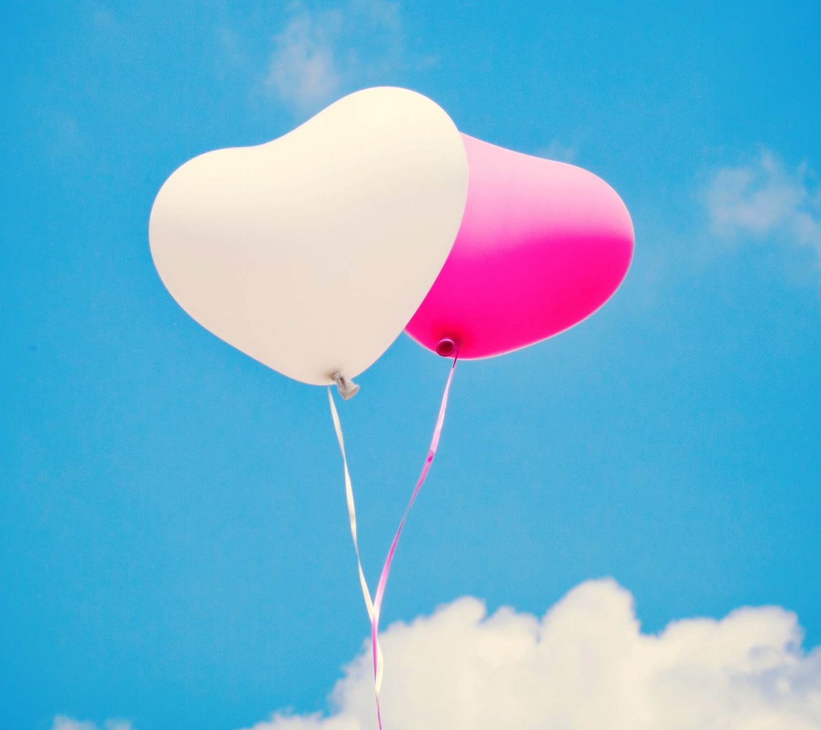 Il y a deux ballons en forme de cœur flottant dans le ciel (ballons, bleu, couple, mignon, cœur)