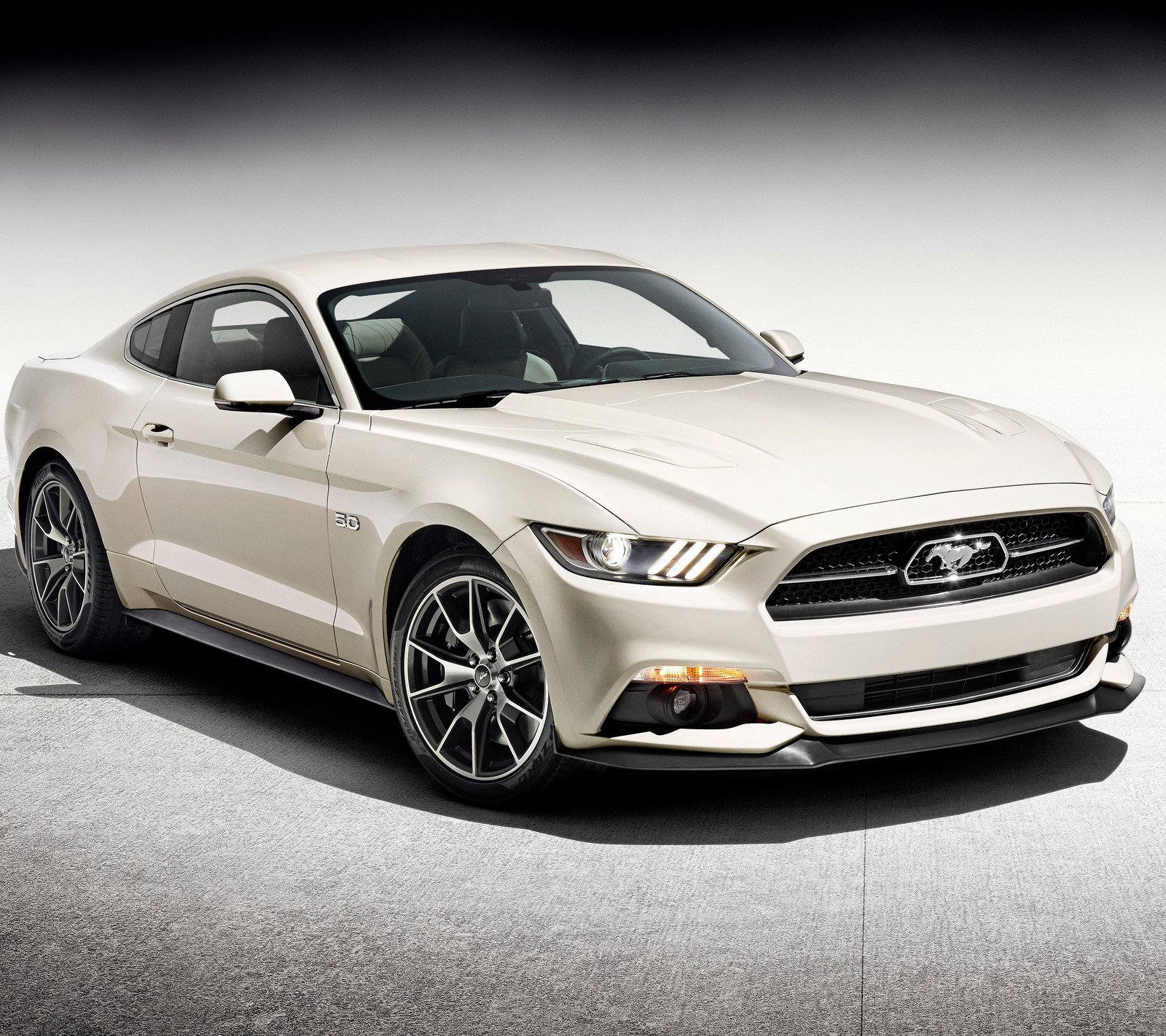 Un mustang blanco estacionado en un estudio con un fondo gris (coche, ford, mustang, stang, blanco)