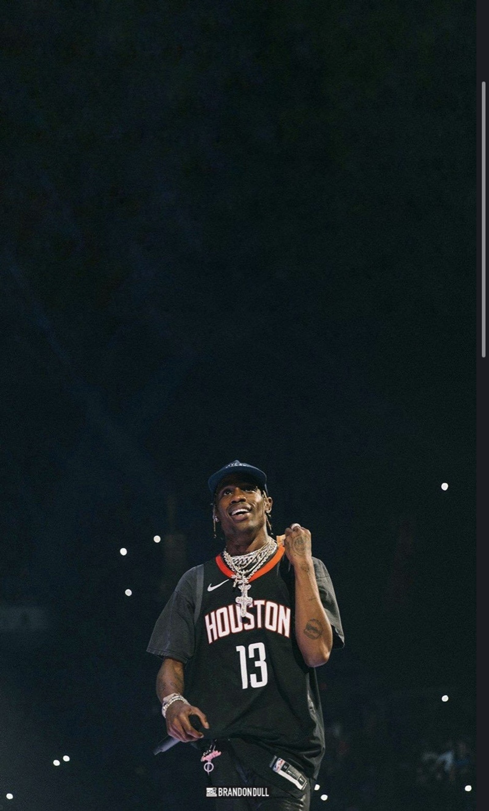 Imagen borrosa de un hombre en una camiseta negra y un sombrero (astroworld, rodeo, travis scott)