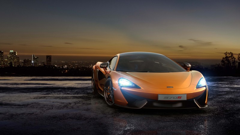 Крупный план автомобиля, припаркованного на стоянке ночью. (макларен 570с, mclaren 570s, машина, суперкар, спортивный автомобиль)