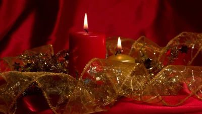 Nature morte de Noël confortable avec des bougies rouges et des ornements dorés