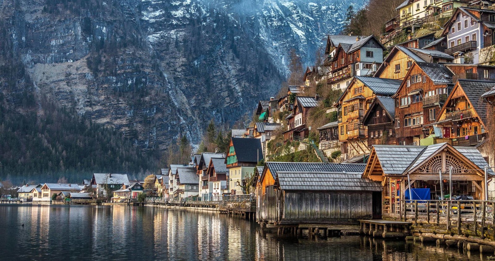 Casas de madeira alinhadas à beira de um lago em uma aldeia de montanha (hallstatt, aldeia montanhosa, natureza, paisagem natural, cidade)