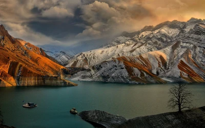 Paisaje montañoso pintoresco con reflejo sereno del lago