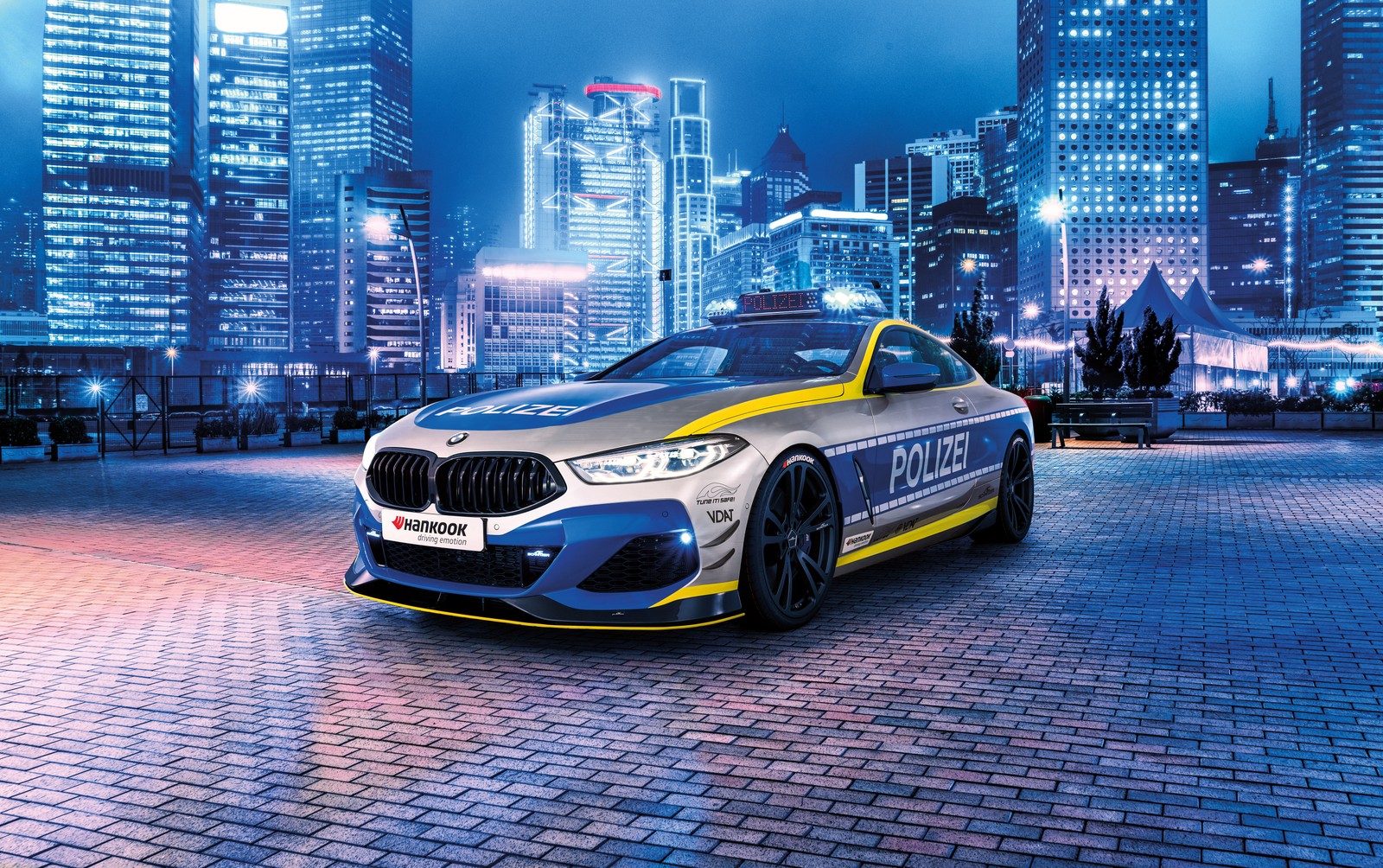 Carro bmw m8 competition na frente de um horizonte da cidade (bmw ac schnitzer acs8, polizei tune it safe concept, 5k, 2021, carros)