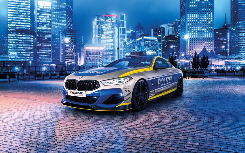 Bmw m8 competition автомобиль перед силуэтом города (bmw ac schnitzer acs8, polizei tune it safe concept, 5k, 2021, машины)