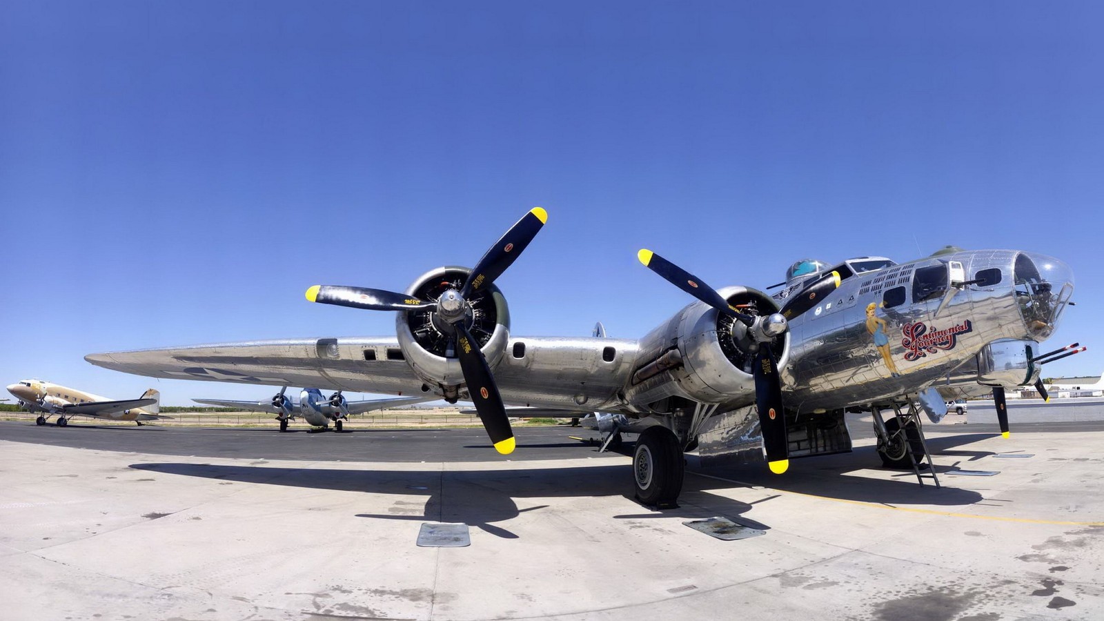 Aviones estacionados en la pista con hélices (avión, aeronave, boeing b 17 flying fortress, segunda guerra mundial, avión militar)