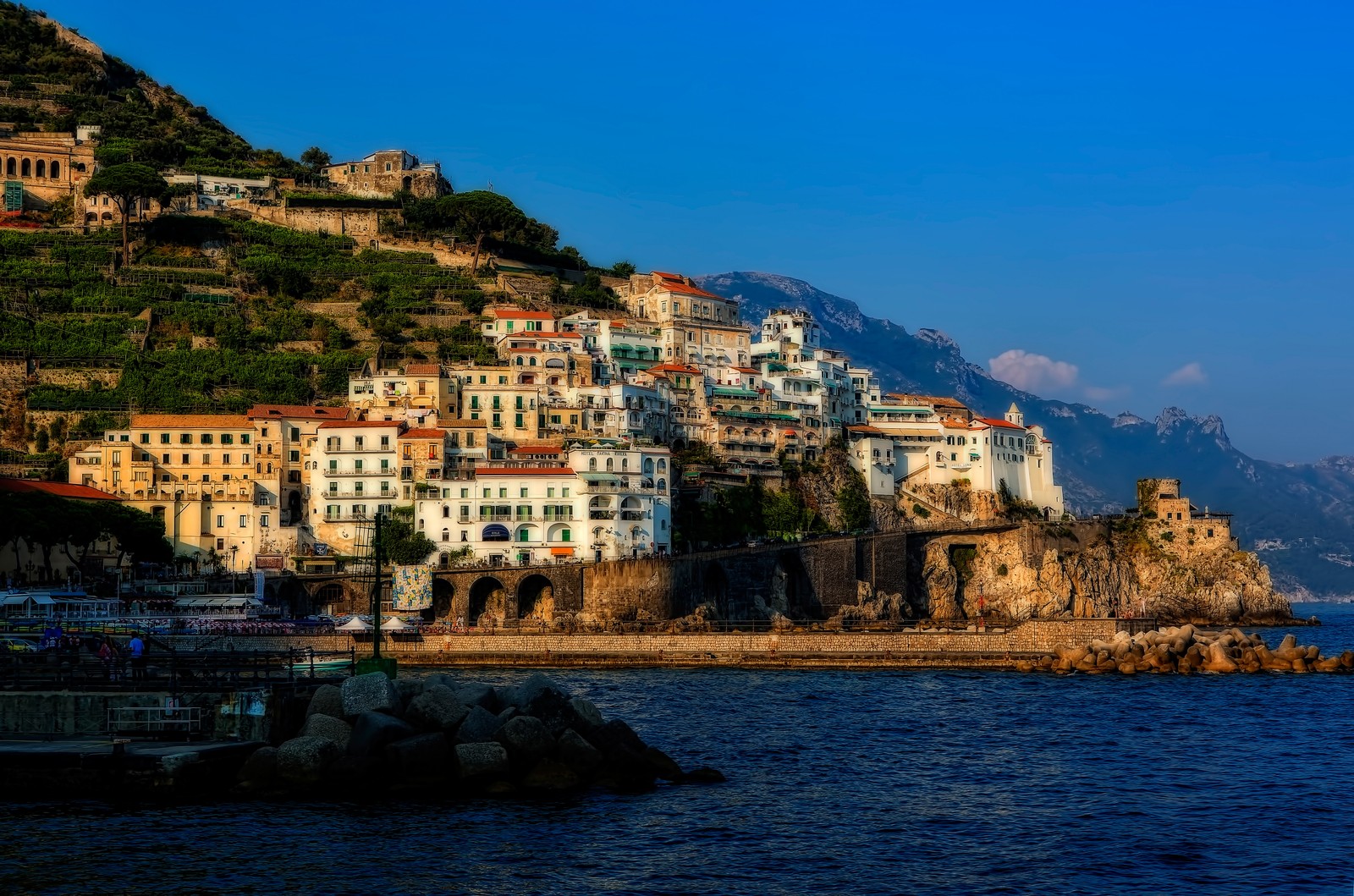 A view of a town on the edge of a cliff (positano, coast, sea, town, tourism)