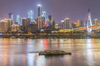 Lebendige nächtliche Skyline einer Metropole, die sich in ruhigen Gewässern spiegelt