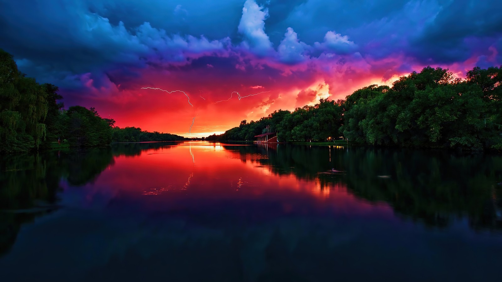 Una vista de un lago con un rayo en el cielo (atardecer, nubes, naturaleza, escenario, tormenta)