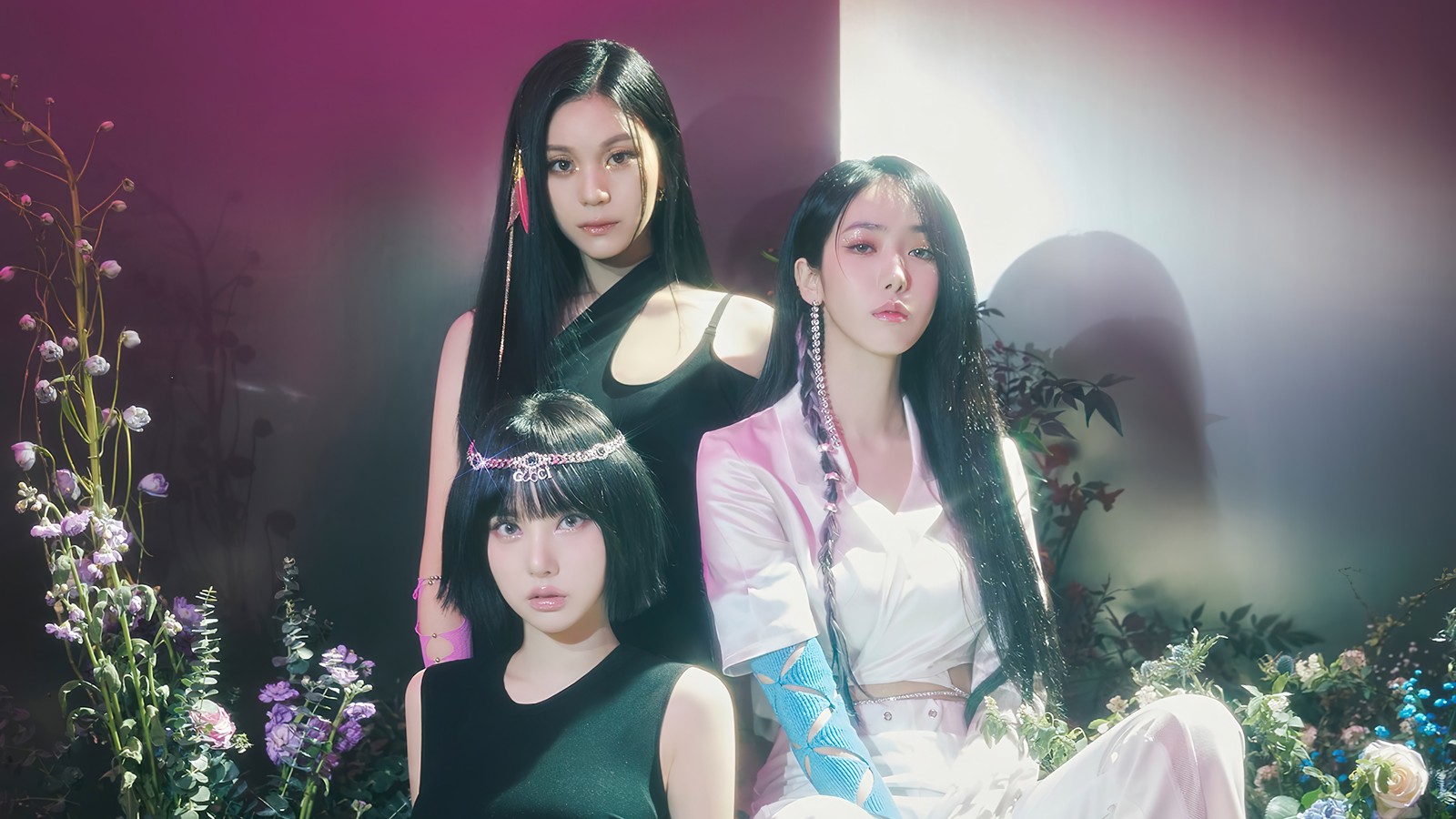 Trois femmes asiatiques assises sur un lit de fleurs dans une pièce (viviz, 비비지, kpop, k pop, groupe de filles coréen)