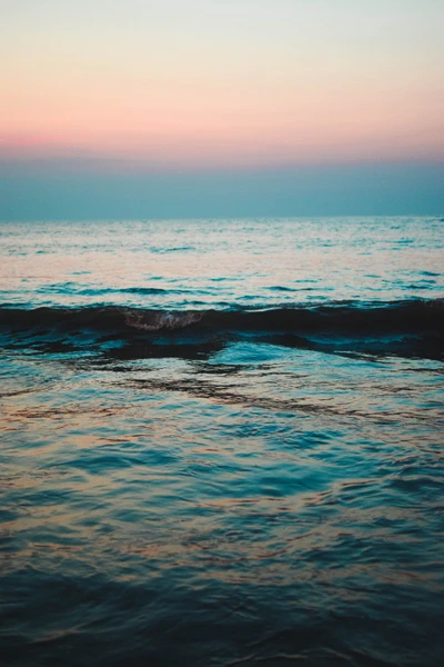 Serene Waves at Dusk: A Tranquil Horizon Over the Ocean