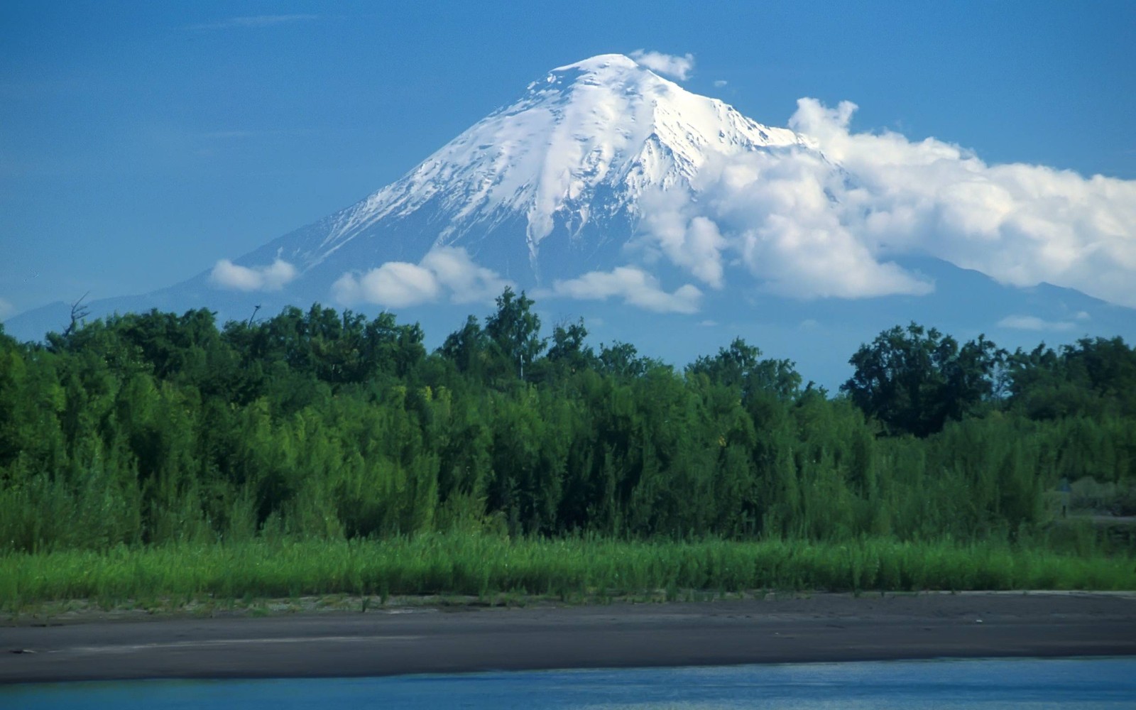 Arafed mountain with a lake and trees in the foreground (volcanoes of kamchatka, tolbachik, volcano, nature, mountainous landforms)