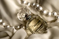 Perles élégantes et accents dorés avec parfum de luxe