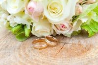 Aniversario de boda elegante: ramo de rosas con anillos de boda