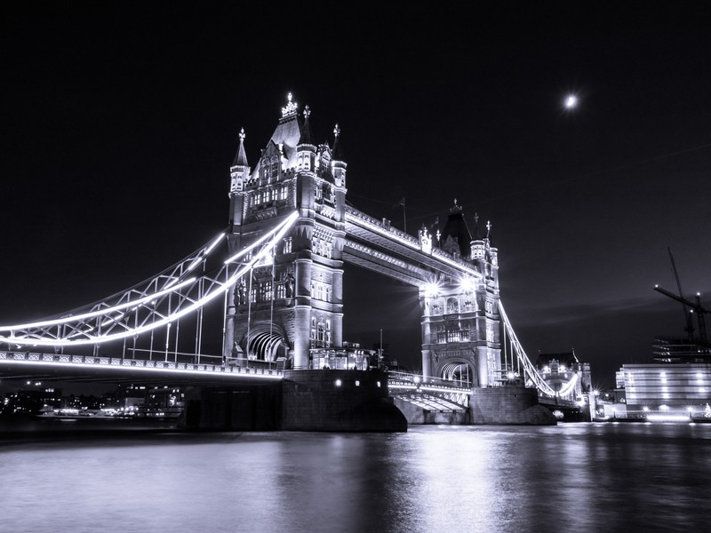 Черно-белое фото моста через реку (tower bridge, лондон, london, река темза, монохром)