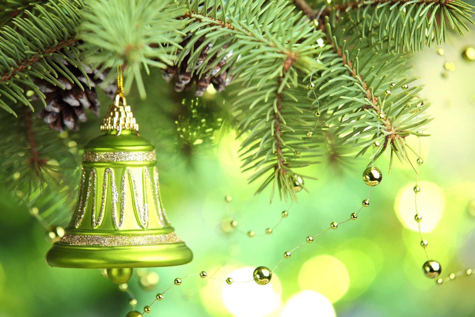 Eine nahaufnahme einer weihnachtsglocke, die von einem baum hängt (weihnachtstag, weihnachtsschmuck, baum, fichte, tanne)