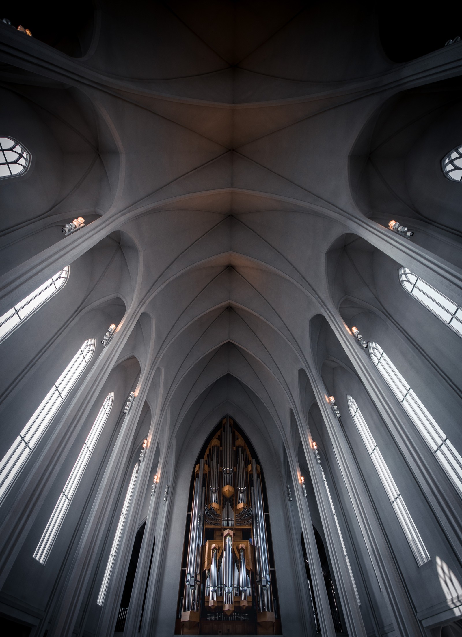 Arafed ceiling with a large window and a large organ (architecture, ceiling, place of worship, light, symmetry)