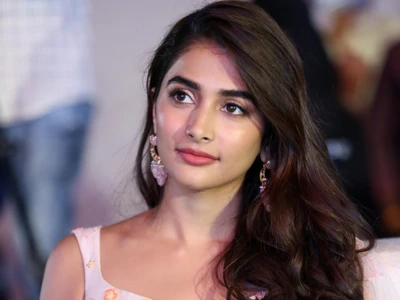 Retrato de Pooja Hegde, uma bela atriz de Bollywood, capturada em um momento espontâneo.