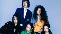 NewJeans: Grupo icônico de garotas K-Pop em uma sessão de fotos estilosa