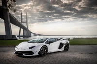 Impresionante Lamborghini Aventador blanco superdeportivo contra un dramático fondo de puente