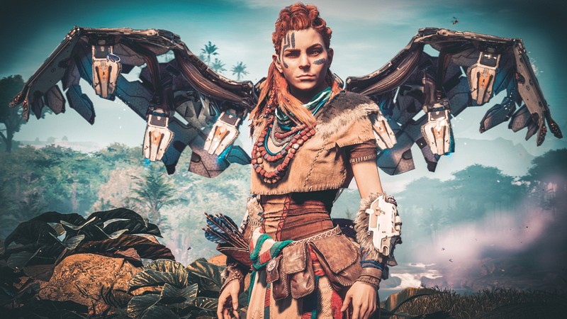 Женщина в костюме с крыльями стоит перед лесом (horizon zero dawn, элой, aloy, playstation 4, иллюстрация)