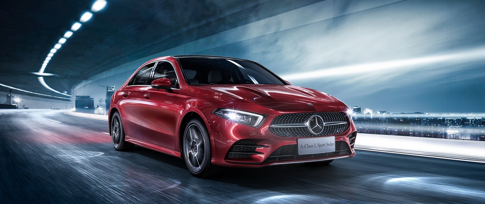 Vue de face d'une mercedes cla rouge circulant dans un tunnel. (voiture, voiture de sport, voiture familiale, voiture de haute performance, mercedes amg)